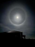 aureola de luna. noche de anillo de cielo. fenómeno óptico - anillo de reflexión de la luz foto