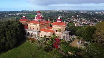 vista aérea de drones del parque y palacio de monserrate en sintra, portugal. unesco visitas históricas. vacaciones y turismo vacacional. viajes exóticos. mejores destinos del mundo. lugares más visitados. video