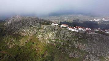 antenne dar visie van marvao, historisch dorpen van Portugal met adelaar passeren. kasteel en oud stad- binnen van een versterkt muur Aan de klif van een berg. landelijk toerisme. vakantie. het beste bestemmingen. video