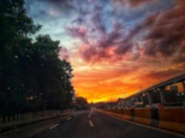 fondo abstracto borroso desenfocado del atasco de tráfico por la noche en el este de Yakarta. la vista trasera, las luces rojas y amarillas o las luces de freno de los autos están encendidas. foto