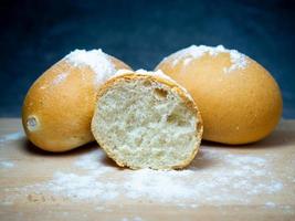 producto de harina bollos pequeños en el tablero de la cocina foto