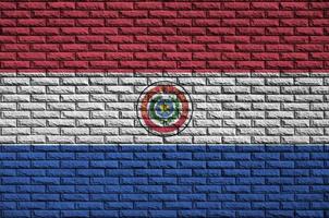 la bandera de paraguay está pintada en una vieja pared de ladrillos foto