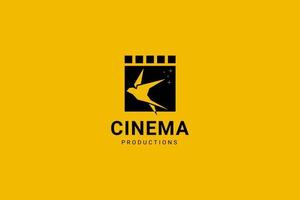 lindo pájaro con equipos de cine. buen diseño de logotipo para cineasta vector