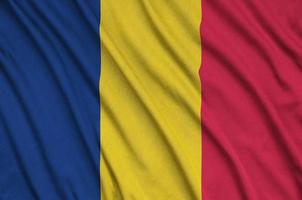 La bandera de Chad está representada en una tela deportiva con muchos pliegues. bandera del equipo deportivo foto