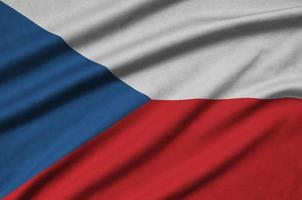 La bandera checa está representada en una tela deportiva con muchos pliegues. bandera del equipo deportivo foto