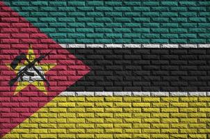 la bandera de mozambique está pintada en una vieja pared de ladrillos foto