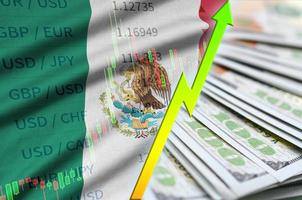 bandera de méxico y gráfico de crecimiento de la posición del dólar estadounidense con un ventilador de billetes de dólar foto