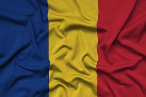 la bandera de rumania está representada en una tela deportiva con muchos pliegues. bandera del equipo deportivo foto