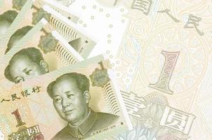1 billete de yuan chino se encuentra apilado en el fondo de un gran billete semitransparente. fondo de negocios abstracto foto