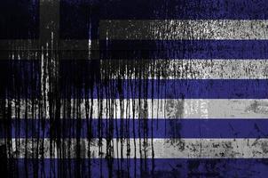 bandera de grecia representada en colores de pintura en el primer plano de la pared del barril de petróleo viejo y sucio. banner texturizado sobre fondo áspero foto