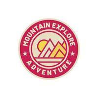 ilustración vectorial de la insignia del logotipo de la naturaleza de la montaña de aventura vintage, excelente para el diseño de etiquetas adhesivas y camisetas vector