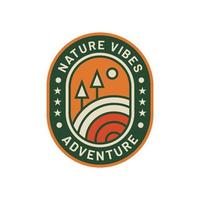 Ilustración de vector de insignia de logotipo de aventura de montaña de naturaleza vintage. bueno para el diseño de insignias o camisetas