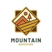 ilustración vectorial de la insignia del logotipo de la naturaleza de la montaña de aventura vintage, excelente para el diseño de etiquetas adhesivas y camisetas vector