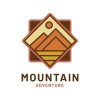 ilustración vectorial de la insignia del logotipo de la naturaleza de la montaña de aventura vintage, excelente para el diseño de etiquetas adhesivas y camisetas vector