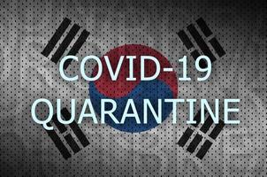 bandera de corea del sur e inscripción de cuarentena covid-19. coronavirus o virus 2019-ncov foto