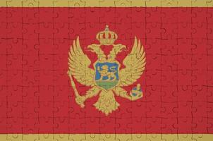 la bandera de montenegro se representa en un rompecabezas doblado foto