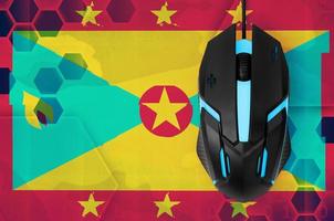 bandera de granada y ratón de computadora. concepto de país que representa al equipo de deportes electrónicos foto