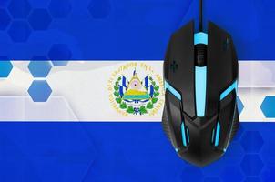 la bandera de el salvador y el ratón de la computadora. concepto de país que representa al equipo de deportes electrónicos foto