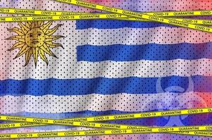 bandera de uruguay y cinta amarilla de cuarentena covid-19. coronavirus o concepto de virus 2019-ncov foto