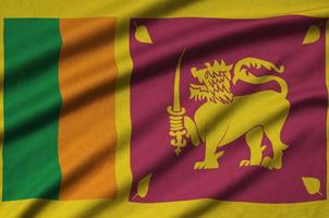 la bandera de sri lanka está representada en una tela deportiva con muchos pliegues. bandera del equipo deportivo foto
