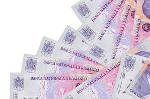 Los billetes de 50000 leu rumanos se encuentran en diferente orden aislados en blanco. concepto de banca local o hacer dinero foto