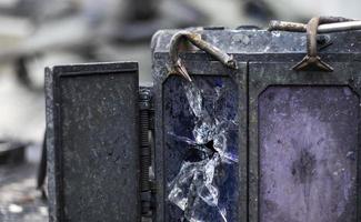 detalle de un viejo tanque ruso, visor destruido. tanque destruido, vehículo de infantería. telémetro de vista nocturna de imágenes térmicas. dispositivo de visualización prismático para observar tanques y vehículos blindados. foto