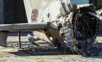 partes quemadas del helicóptero de combate de la fuerza aérea rusa destruido cocodrilo trasero. los restos de un helicóptero derribado. guerra en ucrania. primer plano de helicóptero de ataque militar roto. foto