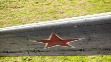 marca de identificación de la fuerza aérea de la federación rusa, una estrella roja de cinco puntas, bordeada por una franja blanca en un viejo avión de transporte militar o de pasajeros soviético de la segunda guerra mundial. foto