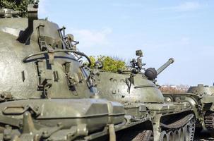 una columna de vehículos blindados y tanques. fuerzas armadas nacionales. equipo militar y tropas. guerra en ucrania. construir o construir vehículos de combate. armas blindadas medios de las fuerzas armadas. foto