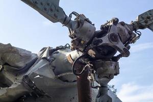 partes quemadas del helicóptero de combate de la fuerza aérea rusa destruido cocodrilo trasero. los restos de un helicóptero derribado. guerra en ucrania. primer plano de helicóptero de ataque militar roto. foto