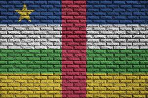 la bandera de la república centroafricana está pintada en una vieja pared de ladrillos foto