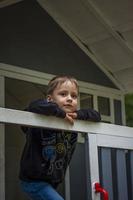 un niño está jugando en el patio de una casa de niños. se presenta como el dueño de la casa. retrato de un niño foto