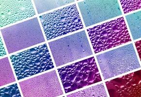 un collage de muchos fragmentos diferentes de vidrio, decorado con gotas de lluvia del condensado. tonos morados y violetas foto