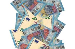 Billetes de 20 euros volando aislados en blanco. muchos billetes cayendo con copyspace blanco en el lado izquierdo y derecho foto
