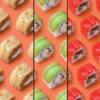 collage con diferentes tipos de rollos de sushi asiáticos sobre fondo naranja. minimalismo vista superior patrón plano laico con comida japonesa foto