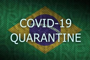 bandera de brasil e inscripción de cuarentena covid-19. coronavirus o virus 2019-ncov foto