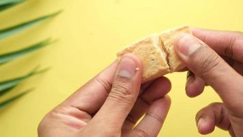 les mains ouvrent un biscuit biscuit rectangle video