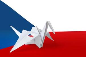 bandera checa representada en el ala de la grúa de origami de papel. concepto de artes hechas a mano foto