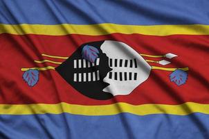 la bandera de swazilandia está representada en una tela deportiva con muchos pliegues. bandera del equipo deportivo foto