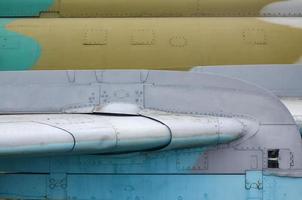 textura sucia y detallada del viejo cuerpo de avión de combate pintado en camuflaje con muchos remaches foto