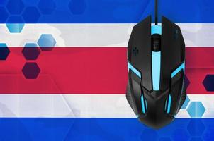 bandera de costa rica y mouse de computadora. concepto de país que representa al equipo de deportes electrónicos foto