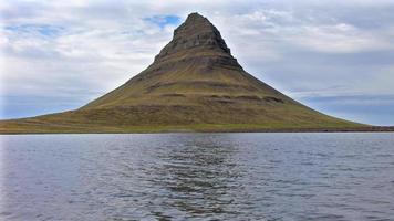 HD-Video eines großen Berges im Meer mit Wasserkräuselungen. in Island erschossen. HD-Video video