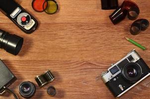 bodegón con equipo de fotografía antiguo foto