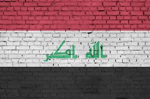 la bandera de irak está pintada en una pared de ladrillo vieja foto