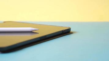 close-up de tablet e caneta de desenho digital video