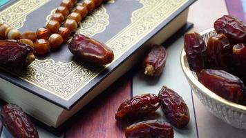 dates et perles de prière de l'islam sur les symboles du coran du ramadan video