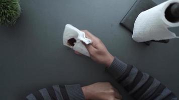 limpando um derramamento de bancada com uma toalha de papel video