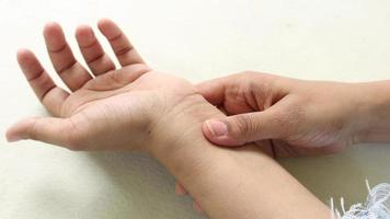 Pressure point on wrist, for wrist pain, blood circulation, video