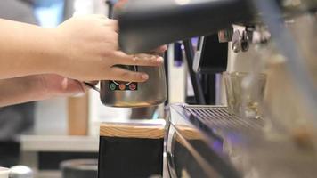 barista hace espuma de leche en la cafetería video