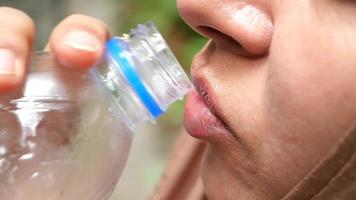 avoir une gorgée d'eau froide video